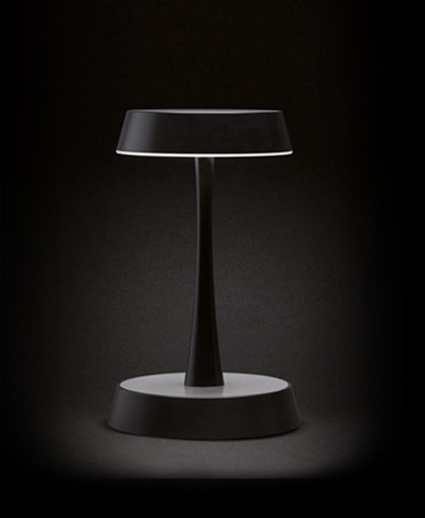 Lampada scura da tavolo