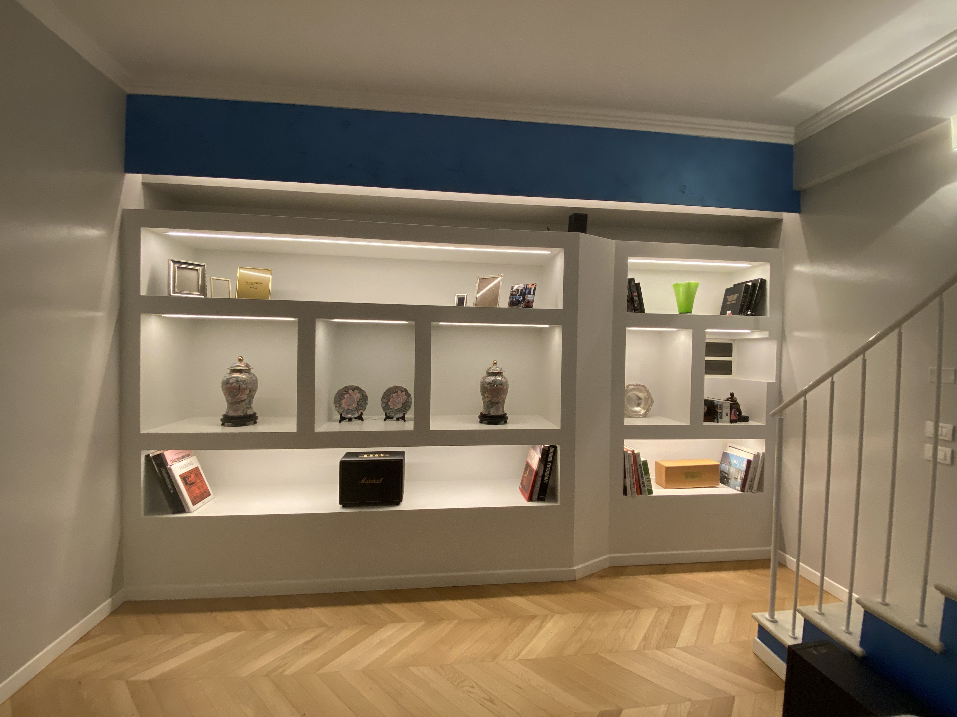 Dettaglio illuminazione libreria