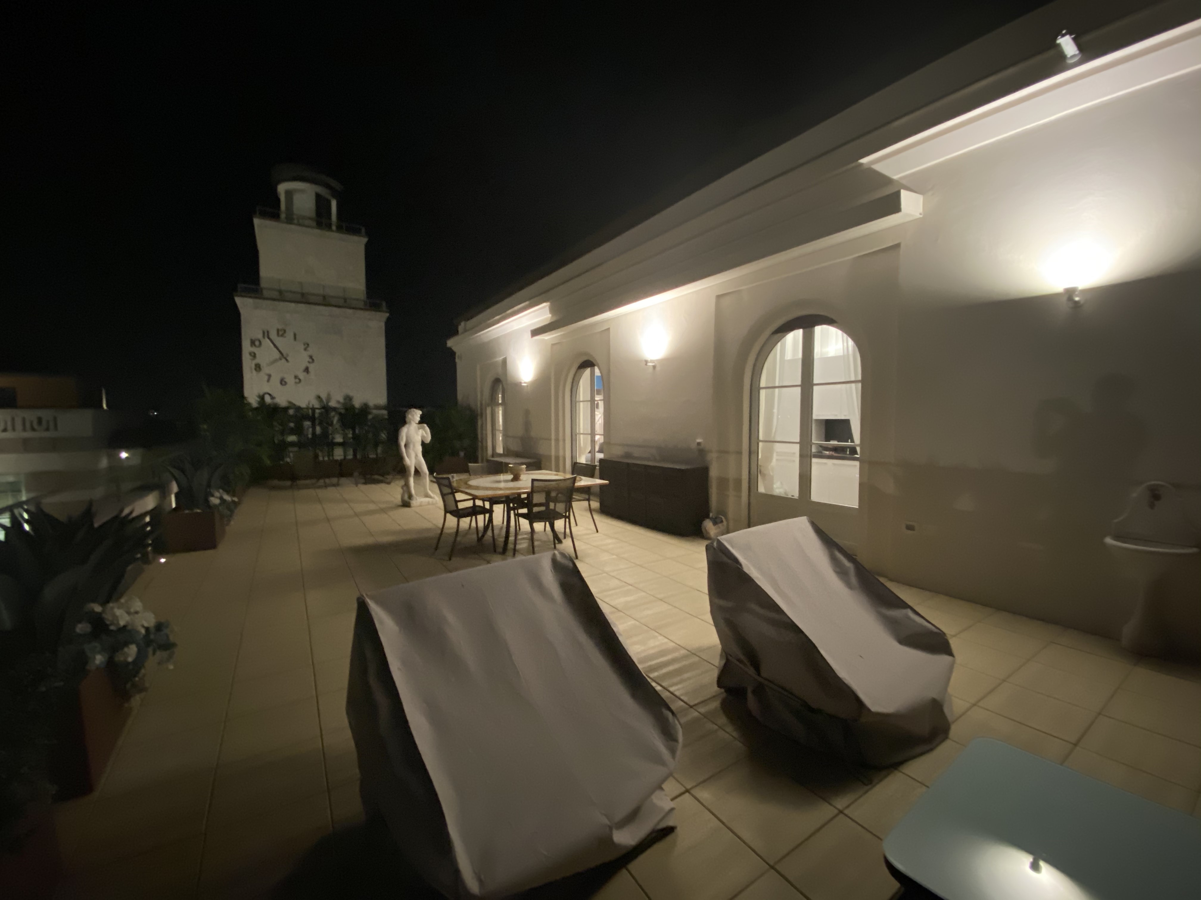 Vista terrazza illuminata