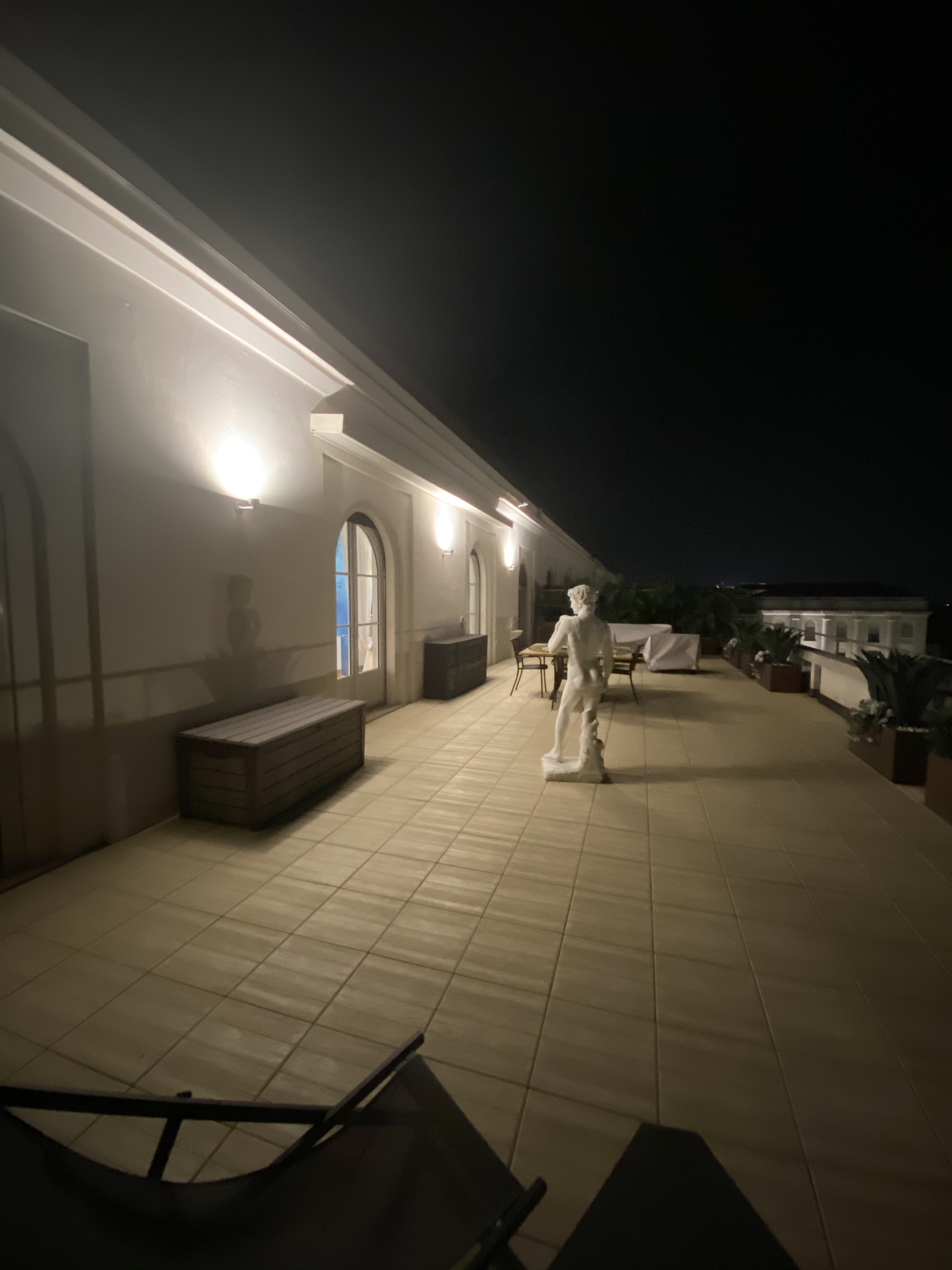 Vista illuminazione led verso alto con statua in secondo piano